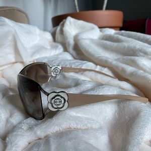 Chanel Camellia accent shade sunglasses. Authentic!!